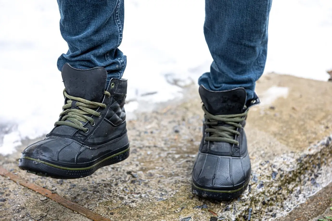 Nahaufnahme hochwertiger, wasserdichter Stiefel für schlechtes Wetter